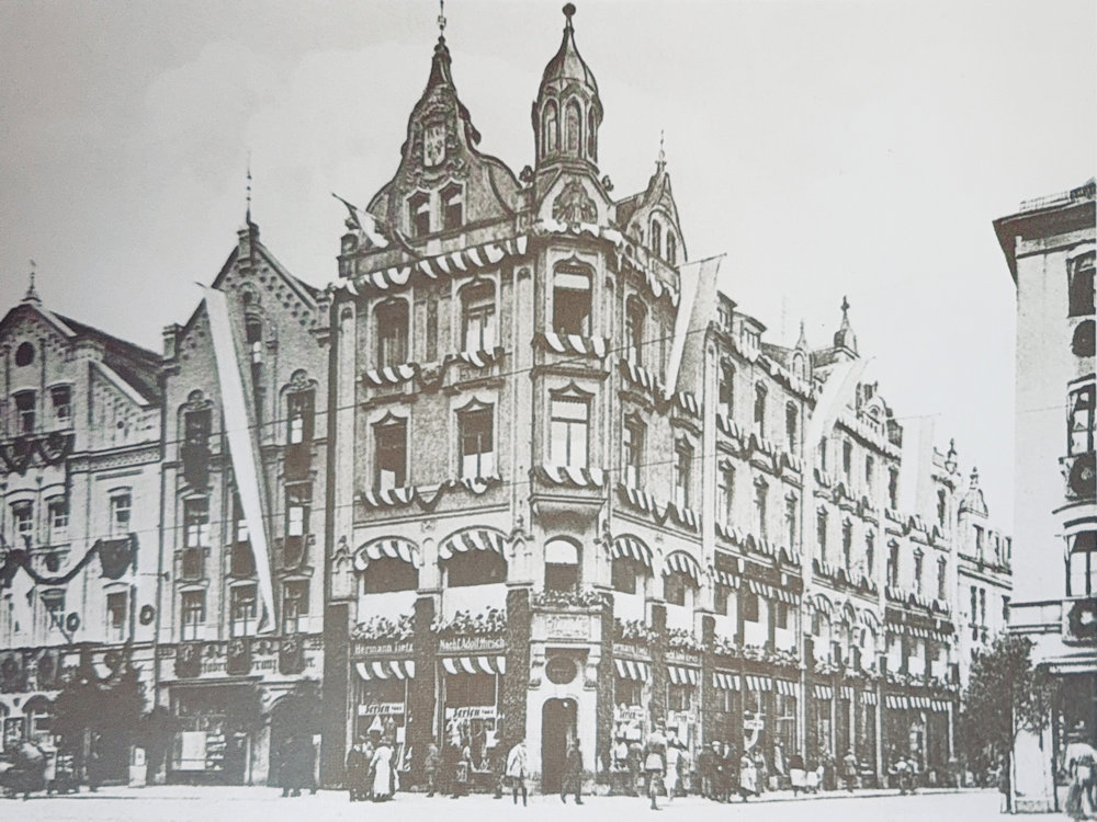 Theaterstrasse 1900 mit neuem Kaufhaus Tietz